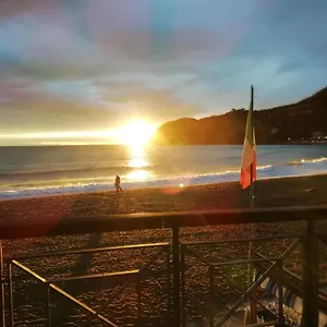 https://app-7-minuti-dal-mare-e-dal-treno011017-lt-0041.hotelitalianriviera.com